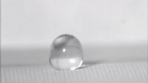 Un revêtement nanométrique qui repousse presque tous les liquides